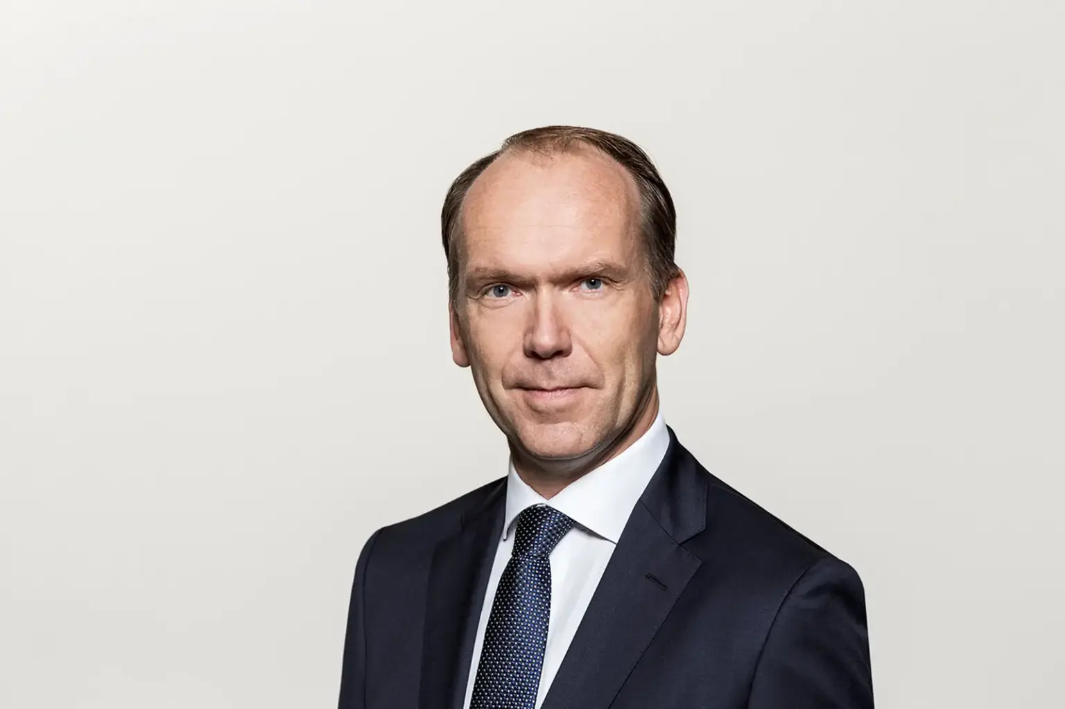 Ein Mann mit Sakko und Krawatte