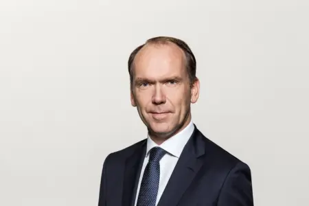 Ein Mann mit Sakko und Krawatte