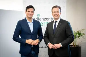 Zwei Männer in Anzügen