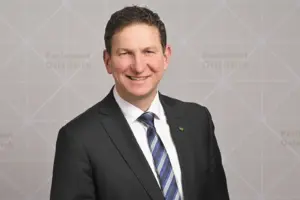 Ein Mann mit Anzug und Krawatte