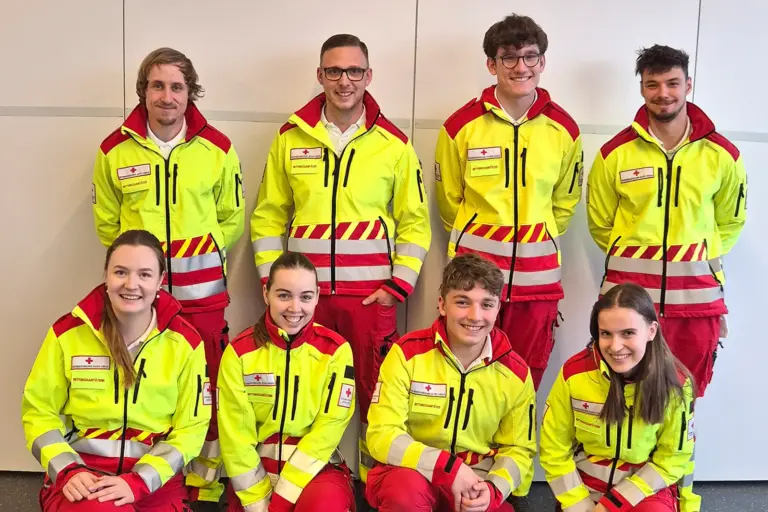 Zuwachs für den Rettungsdienst Acht junge Personen in Rotkreuzuniformen