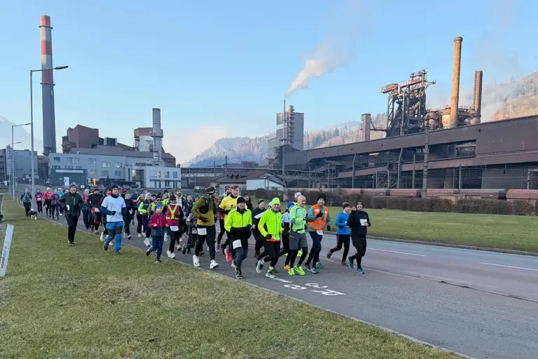 Eine Gruppe von Läufern vor einem Industriegelände