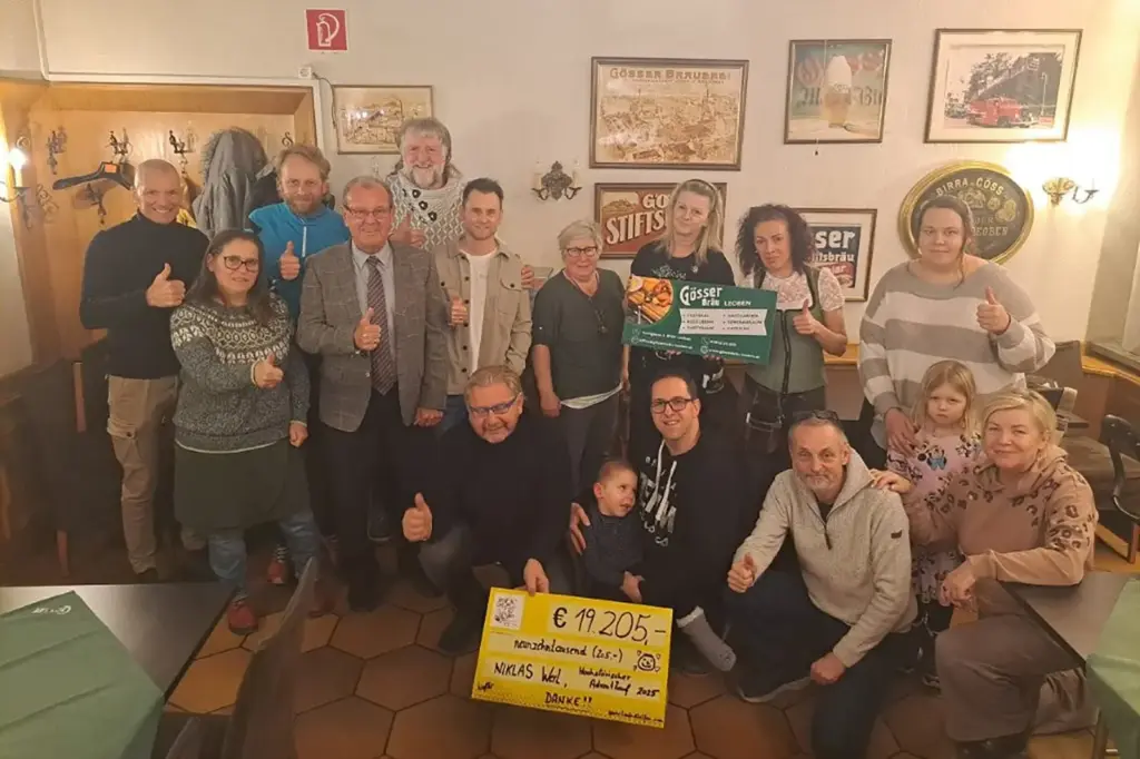 Eine Gruppe von Personen mit einem Spendenscheck