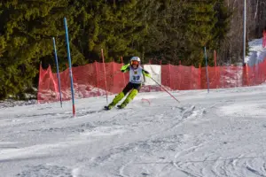 Saisonauftakt im Schibezirkscup Ein Schifahrer auf der Rennpiste