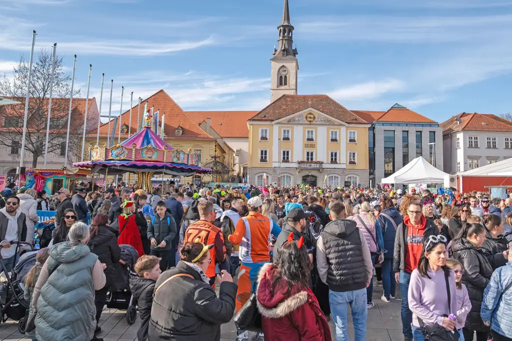 Viele zum Teil verkleidete feiernde Personen auf einem großen Platz