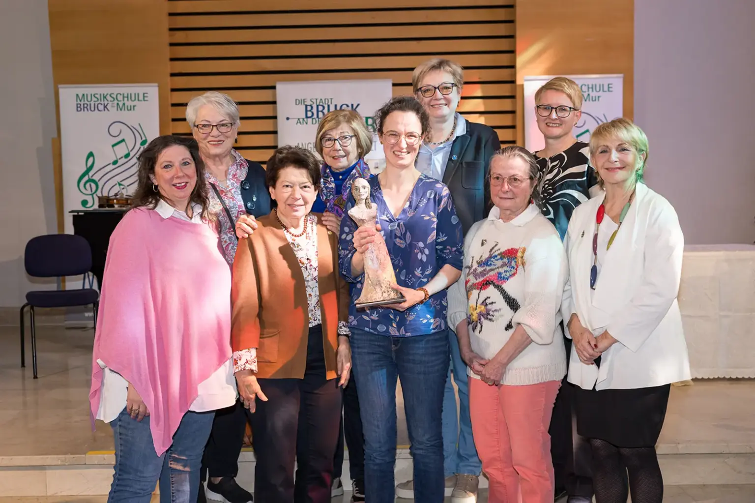 Brucker Frauenpreis ausgeschrieben Neun Frauen bei einer Preisverleihung