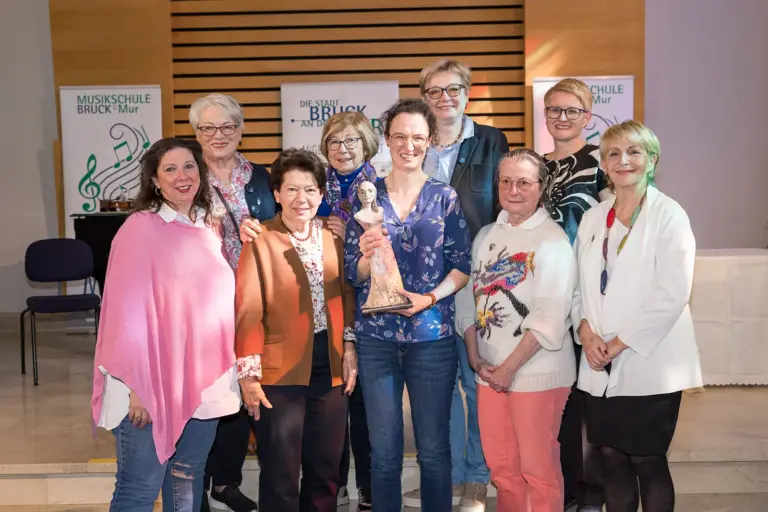 Brucker Frauenpreis ausgeschrieben Neun Frauen bei einer Preisverleihung