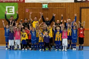 Zahlreiche jubelnde Kinder und Erwachsene in der Sporthalle.