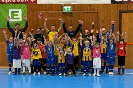 Zahlreiche jubelnde Kinder und Erwachsene in der Sporthalle.