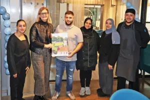 Die „Macherei“ ist wieder offen Vier Frauen und zwei Männer stehen in einem Restaurant