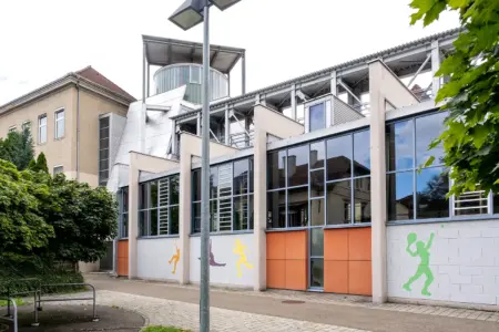 Ein sanierungsbedürftiges Schulgebäude