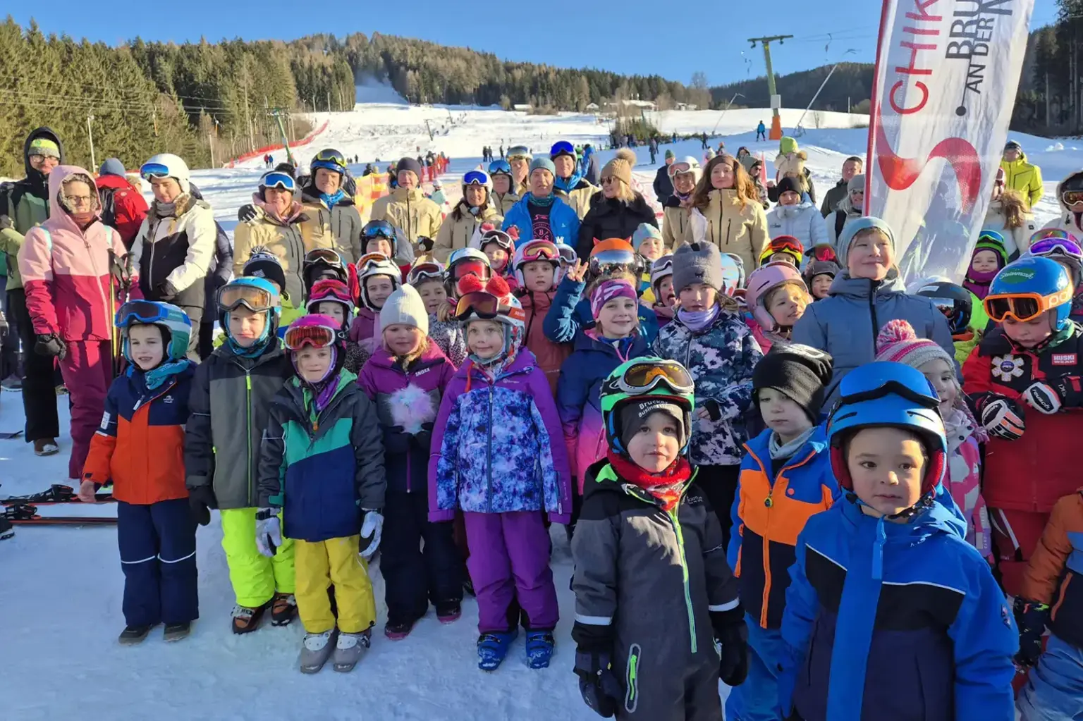 Es wurlte auf dem Schwabenberg Eine große Gruppe Kinder auf einer Schipiste