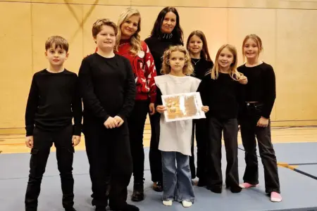 Zwei Frauen und sechs Kinder bei einer Spendenübergabe