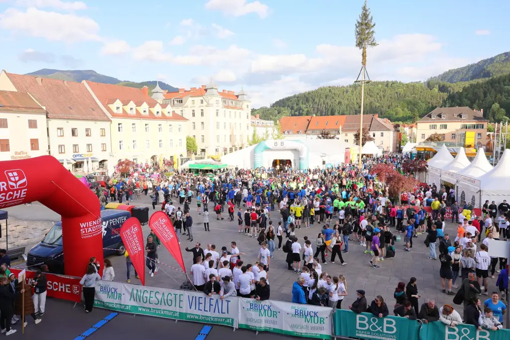 Ein großer Platz mit vielen Menschen