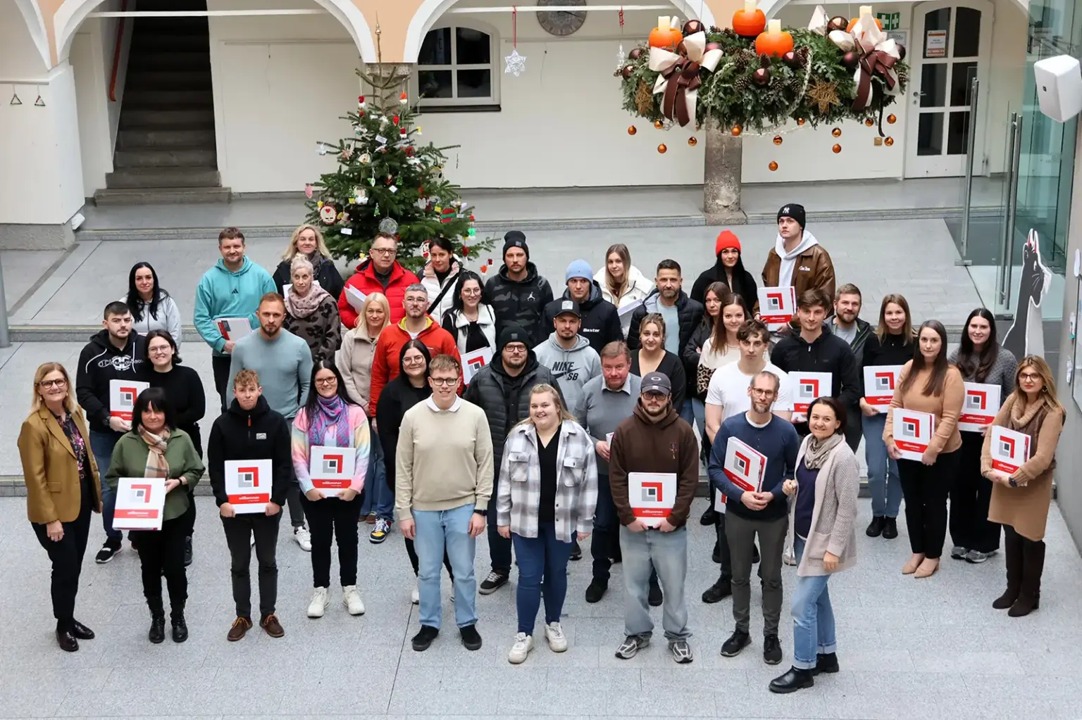 Eine Gruppe Menschen steht in einem Innenhof