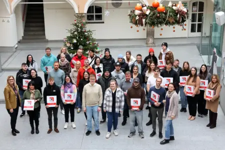 Eine Gruppe Menschen steht in einem Innenhof