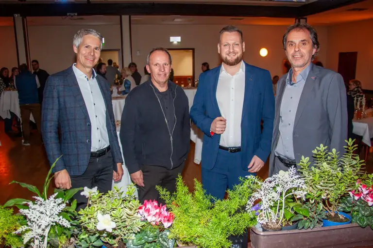 Vier Männer in Anzügen