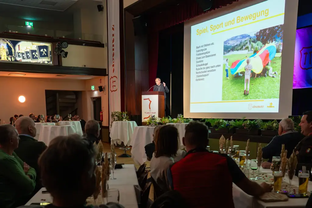 Ein Mann hält einen Vortrag.