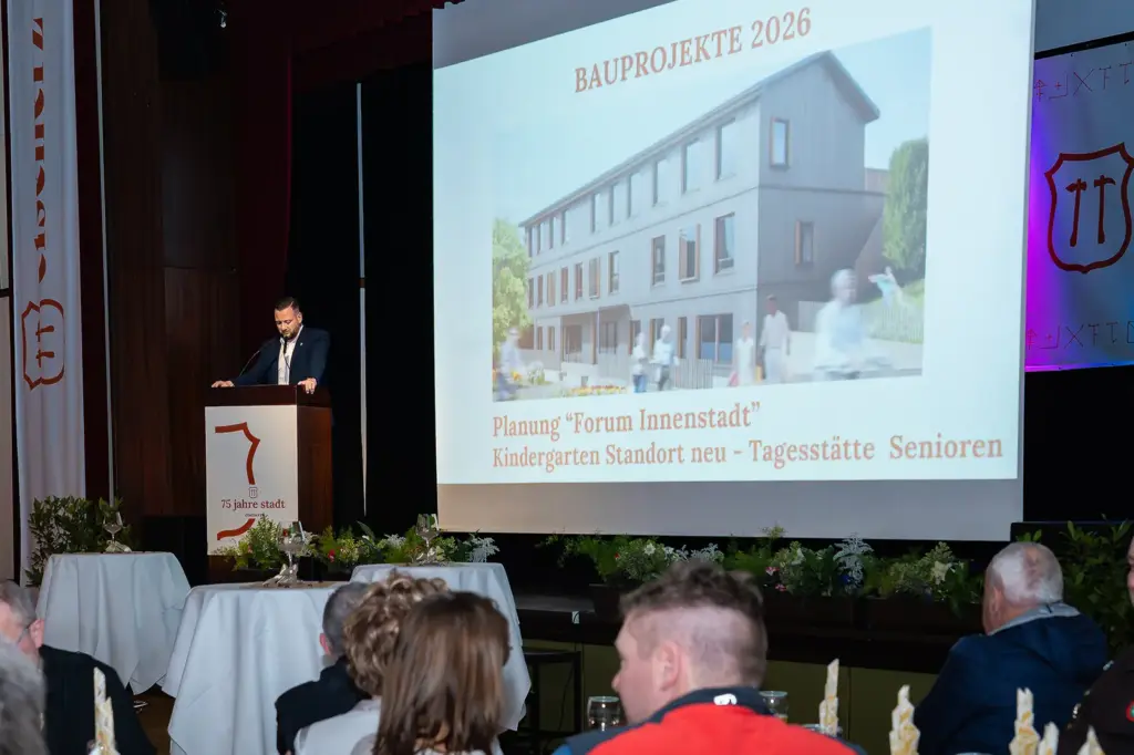 Ein Mann hält einen Vortrag.