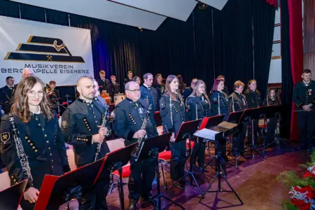 Ein Blasmusikorchester auf einer Bühne