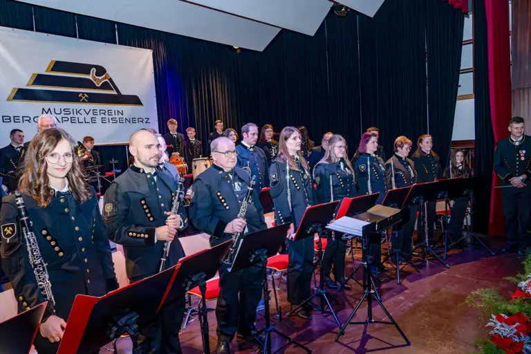 Ein Blasmusikorchester auf einer Bühne