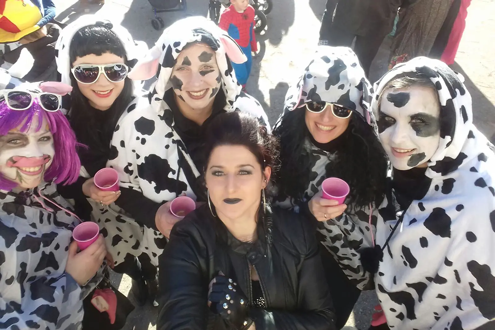 Sechs Personen in bunten Faschingskostümen