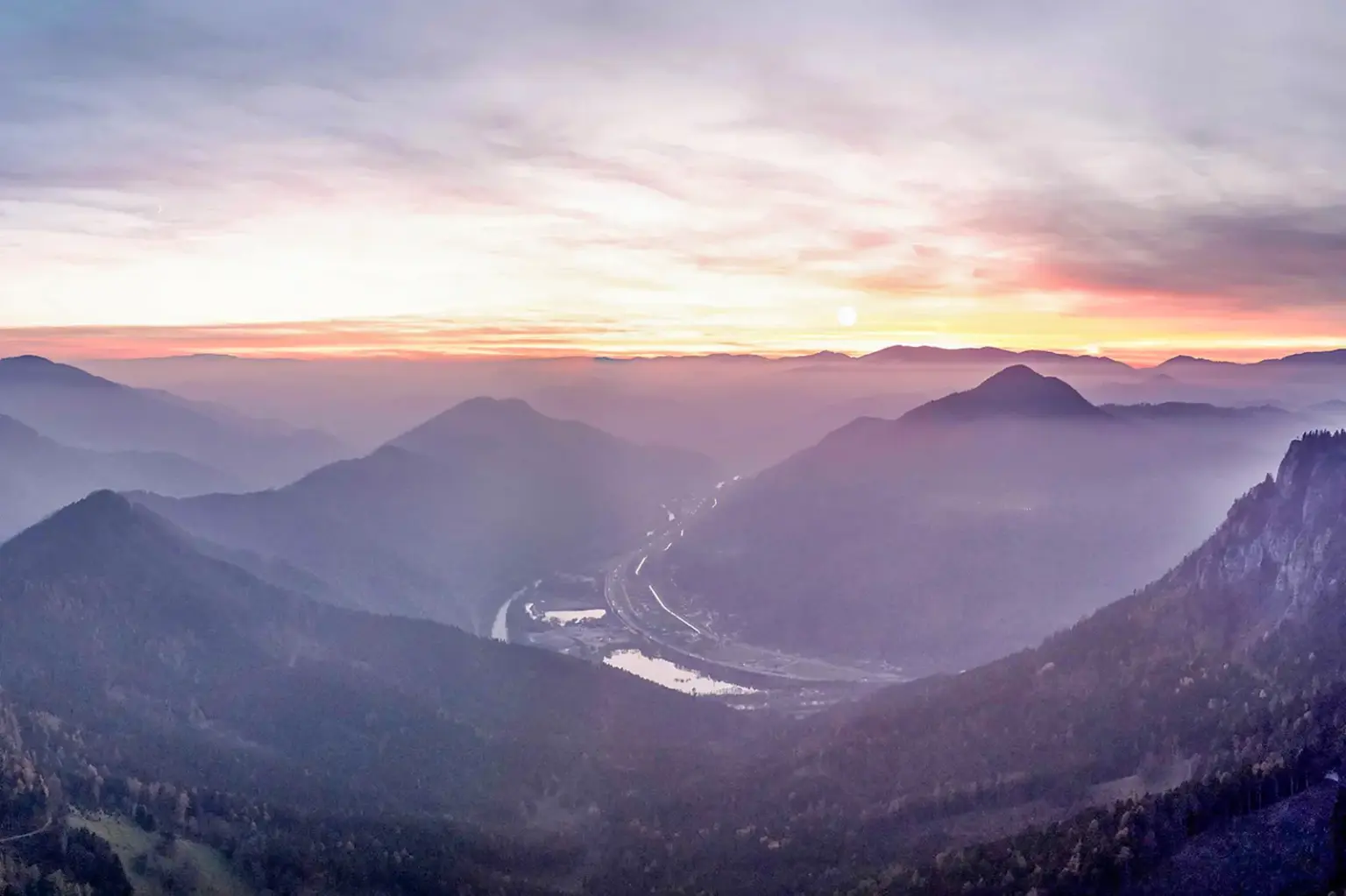 Eine Landschaft bei Sonnenuntergang