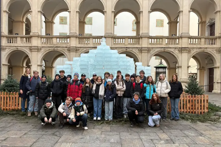 Schüler aus Slowenien zu Gast Eine Gruppe Jugendlicher vor einer großen Eisskulptur in einem Arkadenhof