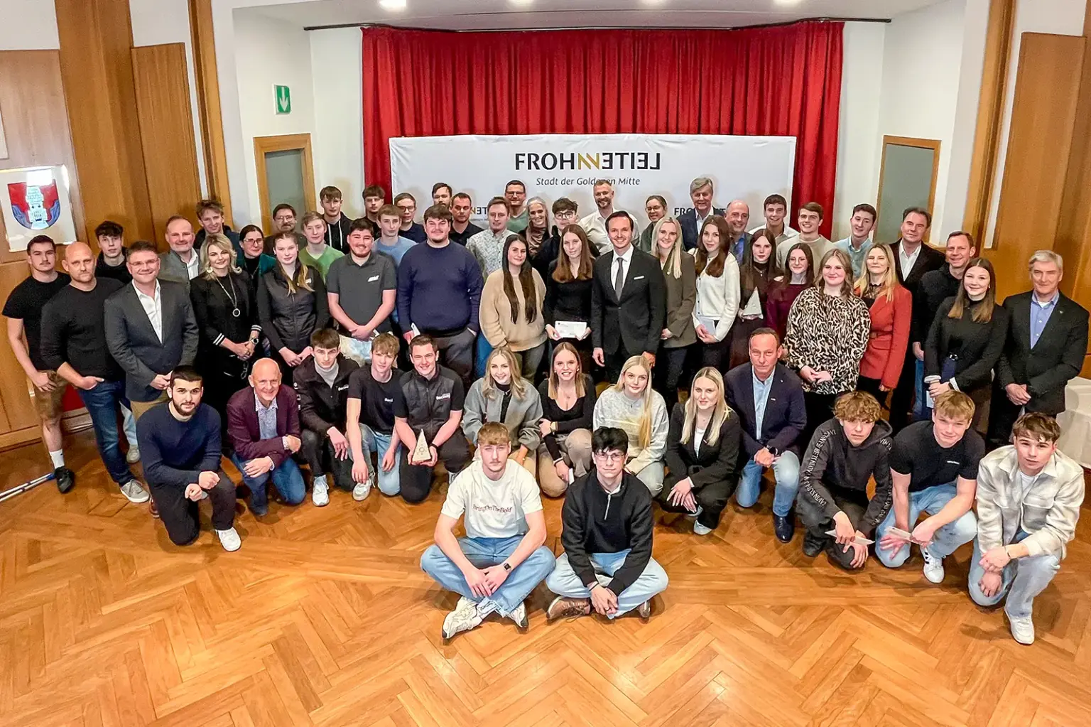 Rund 60 Personen in einem Festsaal, dicht gedrängt auf einem Gruppenbild