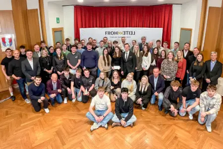 Rund 60 Personen in einem Festsaal, dicht gedrängt auf einem Gruppenbild