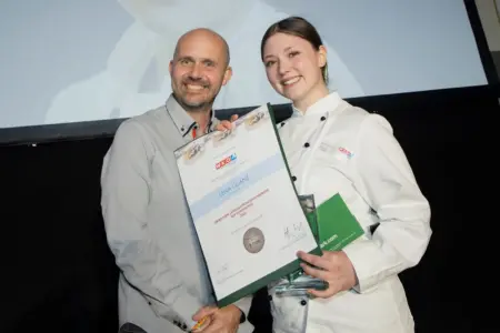 Drei Top-Platzierungen bei den „JuniorSkills“ Ein Mächen und ein Mann präsentieren einen Preis und eine Urkunde