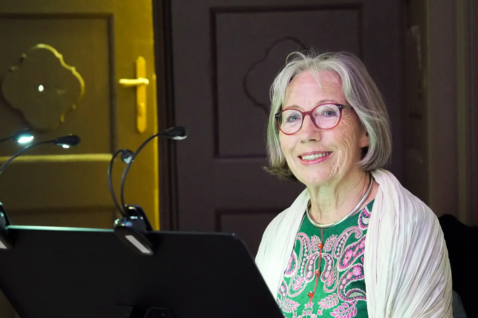 Ein ältere Frau mit Brille steht an einem Rednerpult