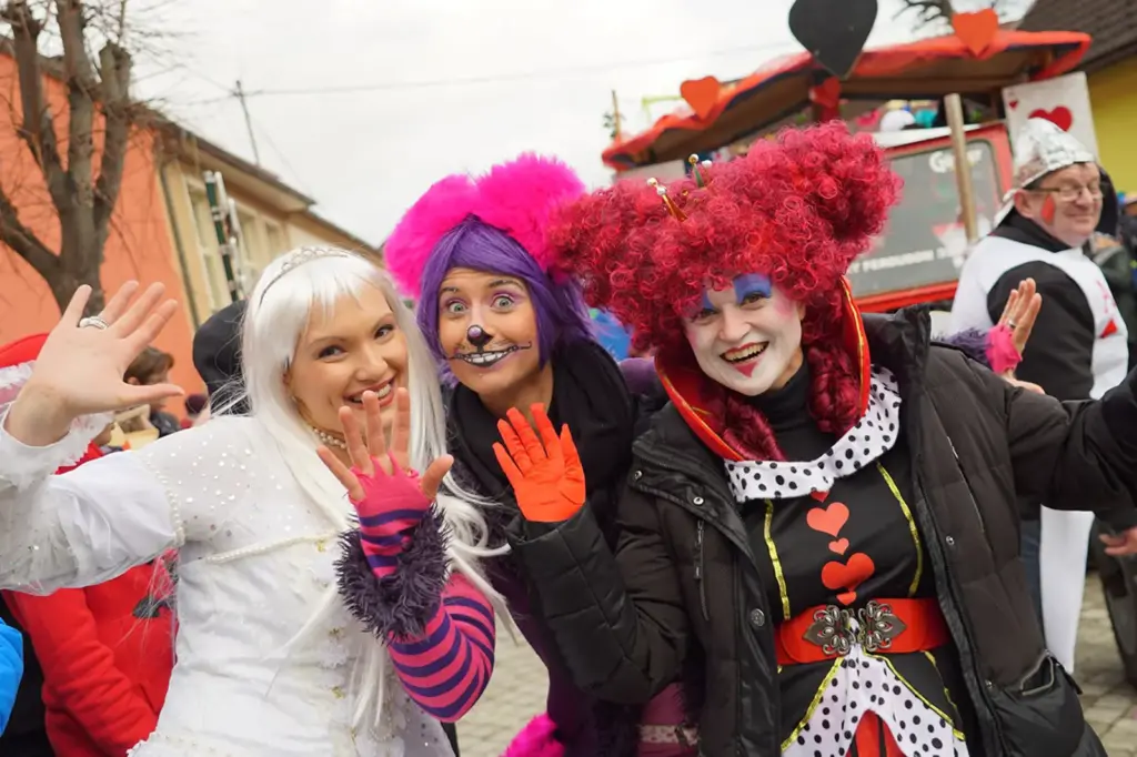 Drei junge Frauen in Faschingskostümen