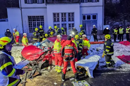Ein Autowrack, ringsum Einsatzkräfte von Feuerwehr, Rotem Kreuz, Polizei und Flugrettung