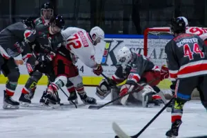 Kängurus weiter an der Spitze Eishockeyspiel in Kapfenberg mit Spielern in bunten Trikots auf dem Eis.