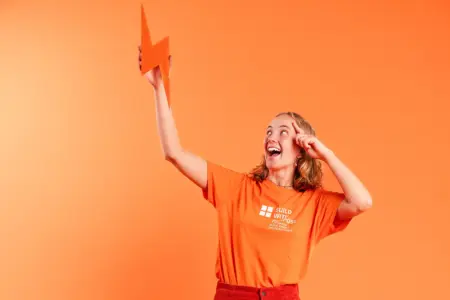 Eine Frau mit eine Blitz aus Plastik in der Hand.