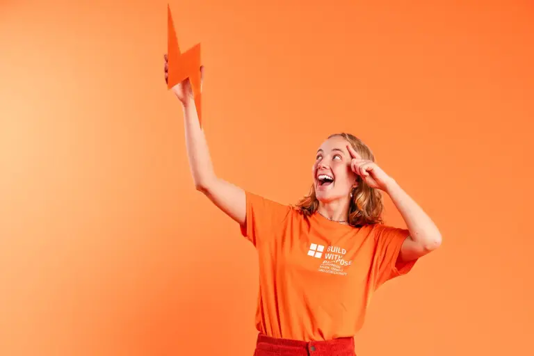 Eine Frau mit eine Blitz aus Plastik in der Hand.