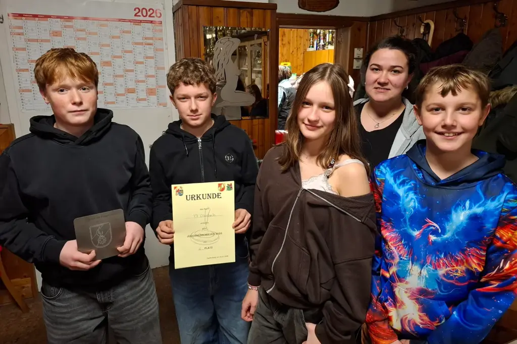 Fünf Jugendliche zeigen eine Urkunde