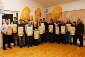 Eine Gruppe von rund 20 Menschen mit Urkunden in den Händen