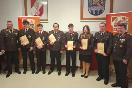 Eine Gruppe von Personen in Uniform mit Urkunden