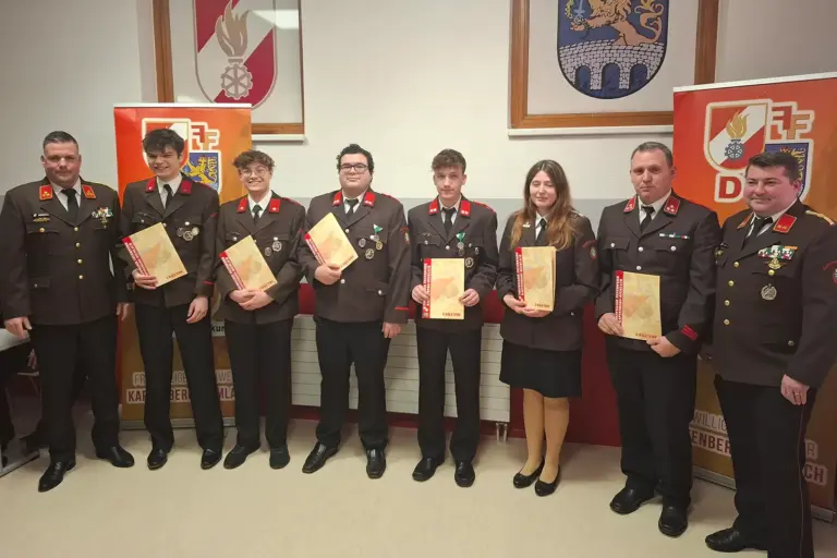 Eine Gruppe von Personen in Uniform mit Urkunden