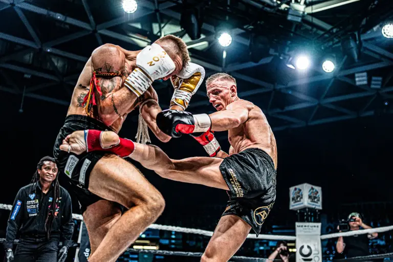 Zwei Männer bei einem Kickboxkampf.