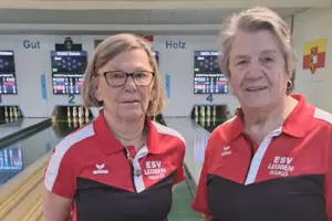 Meisterschaft der Breitensport-Kegler Zwei Frauen im Vordergrund und eine Kegelbahn im Hintergrund.