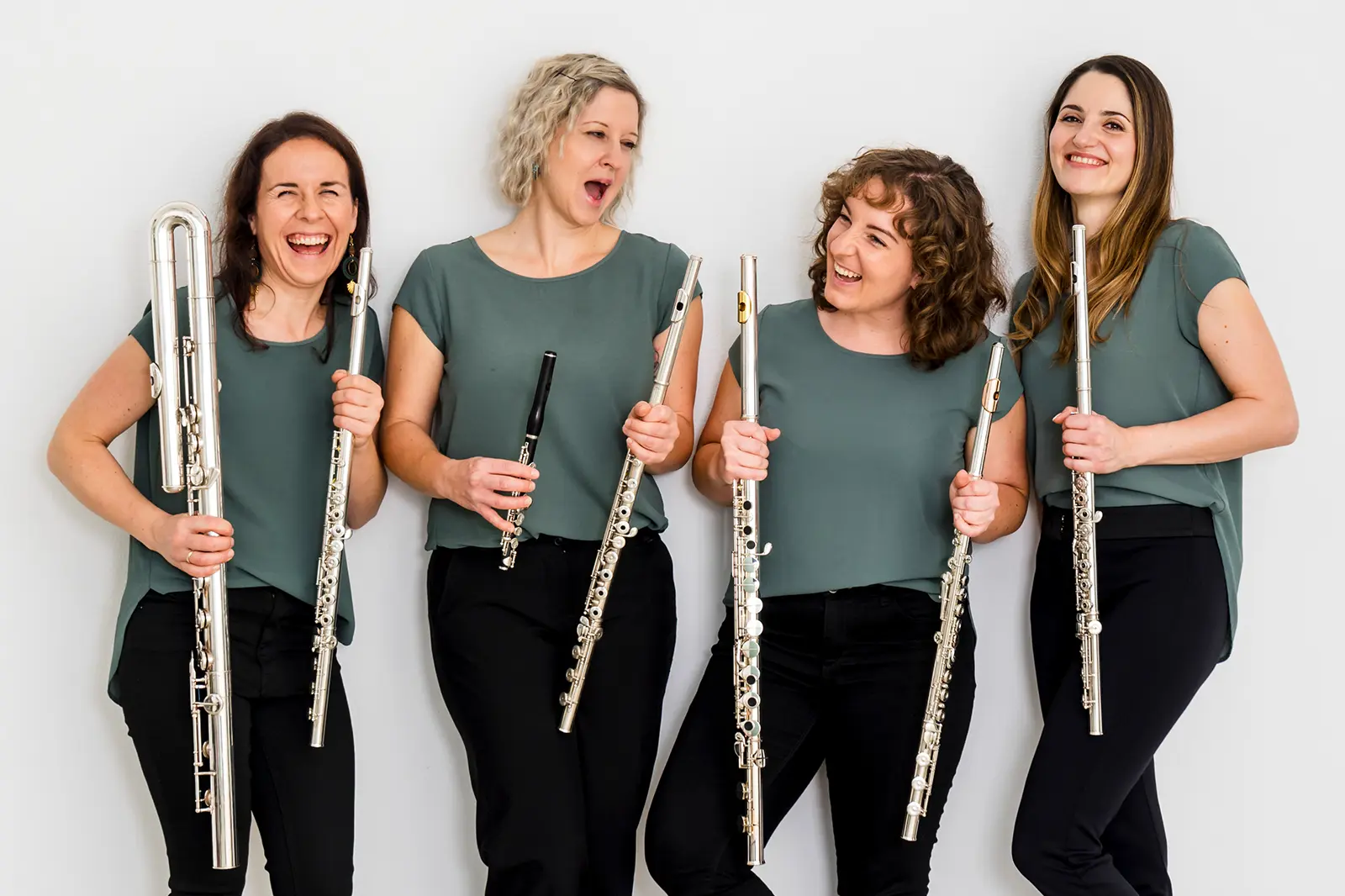 Vier junge Frauen mit Querflöten