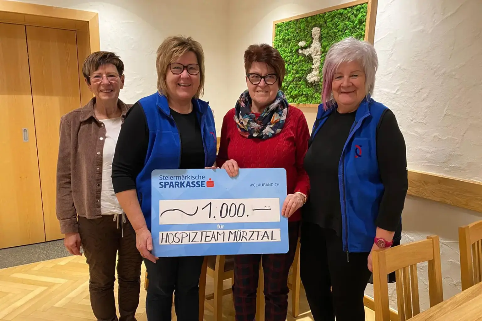 Mürzhofener Frauen als Benefiz-Christkindln Vier Frauen mit einem Spendenscheck