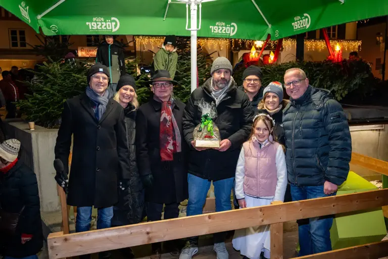 Acht Menschen bei einer Preisverleihung