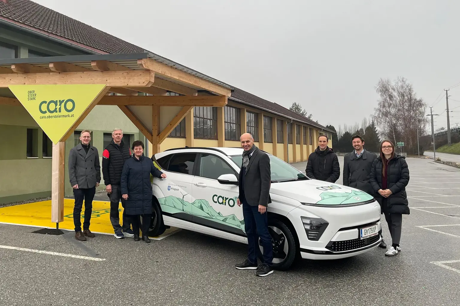 Ein Auto zum Teilen in Krieglach Sieben Personen und ein Pkw vor einer Halle