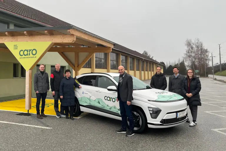 Ein Auto zum Teilen in Krieglach Sieben Personen und ein Pkw vor einer Halle