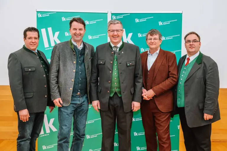 Fünf Männer in Tracht stehen nebeneinander