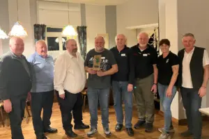 Neuer Schnapserkönig gekürt Acht Personen präsentieren einen Preis